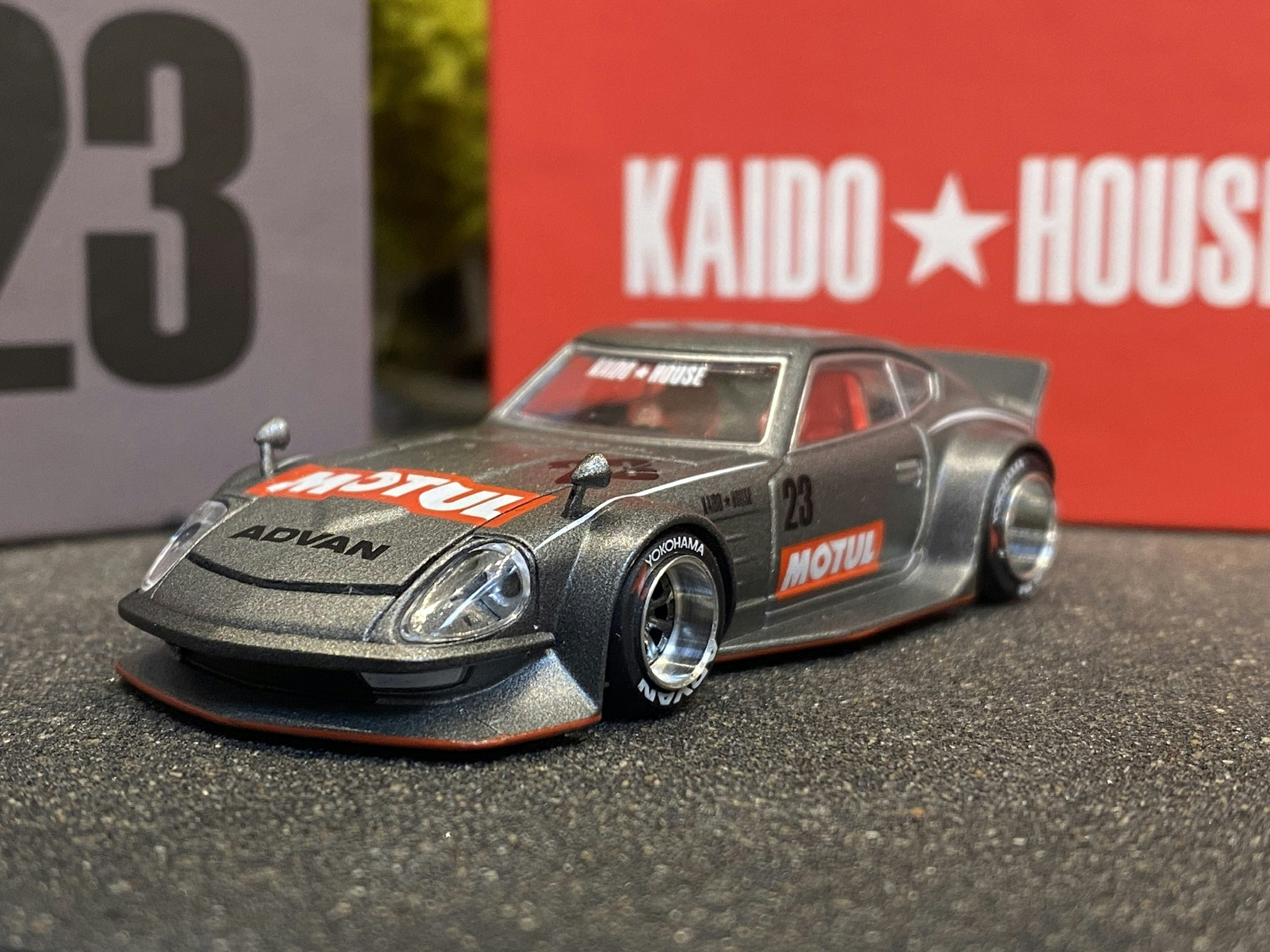 Skala 1/64 - Datsun KAIDO Fairlady Z, Grey (KHMG035) KAIDO fr MINI GT