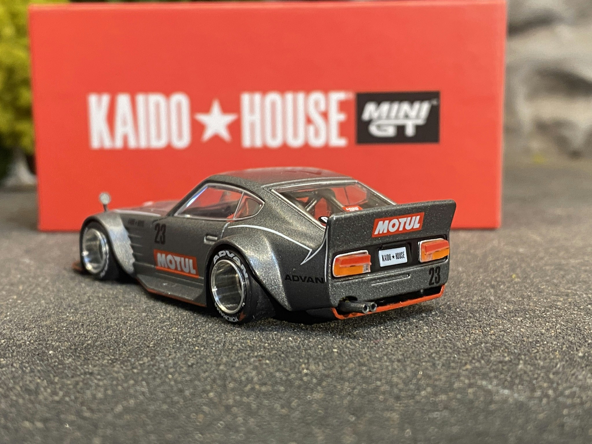 Skala 1/64 - Datsun KAIDO Fairlady Z, Grey (KHMG035) KAIDO fr MINI GT