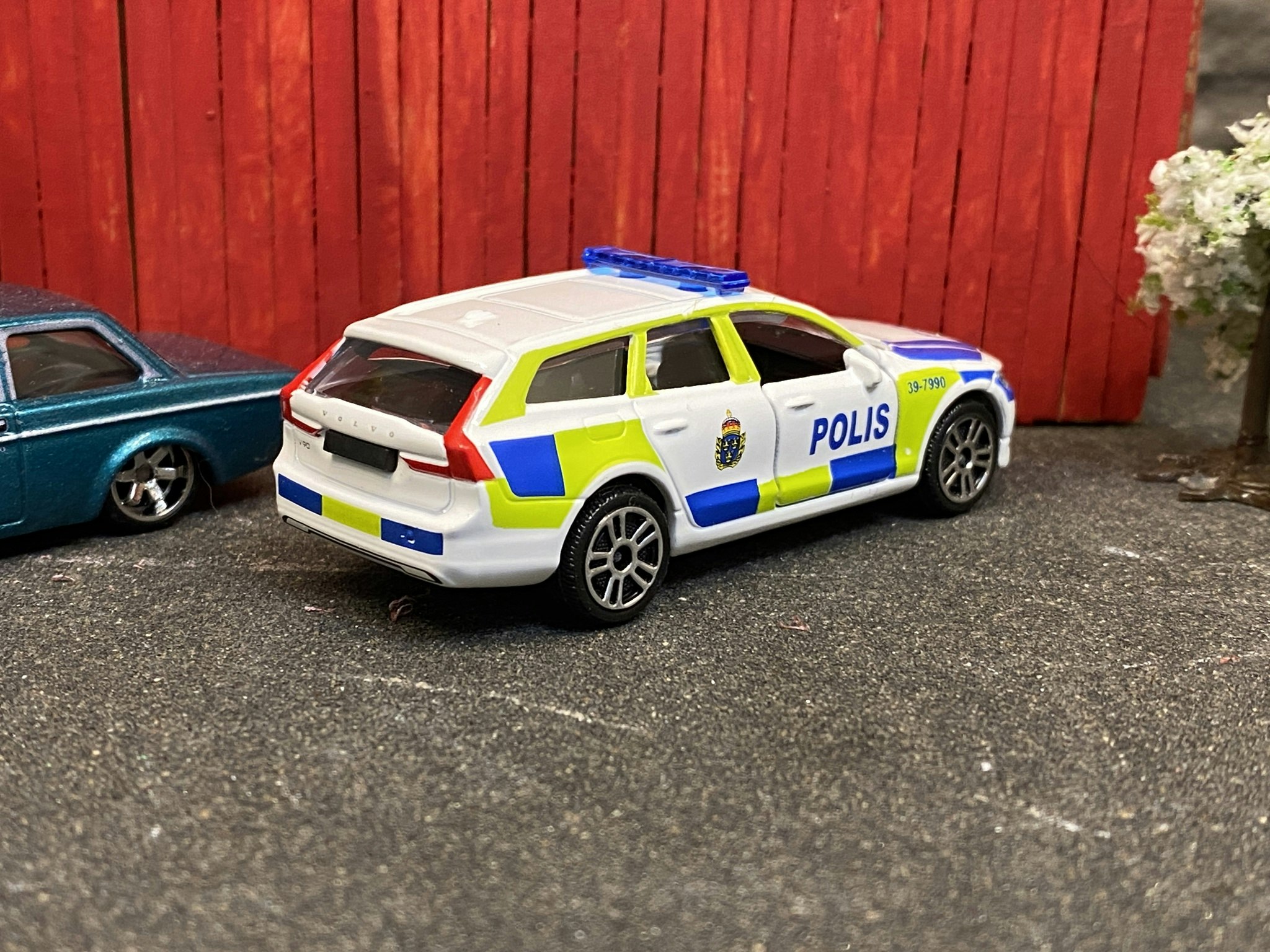 Skala 1/64 Volvo V90 Polis (Swedish police car) fr Majorette