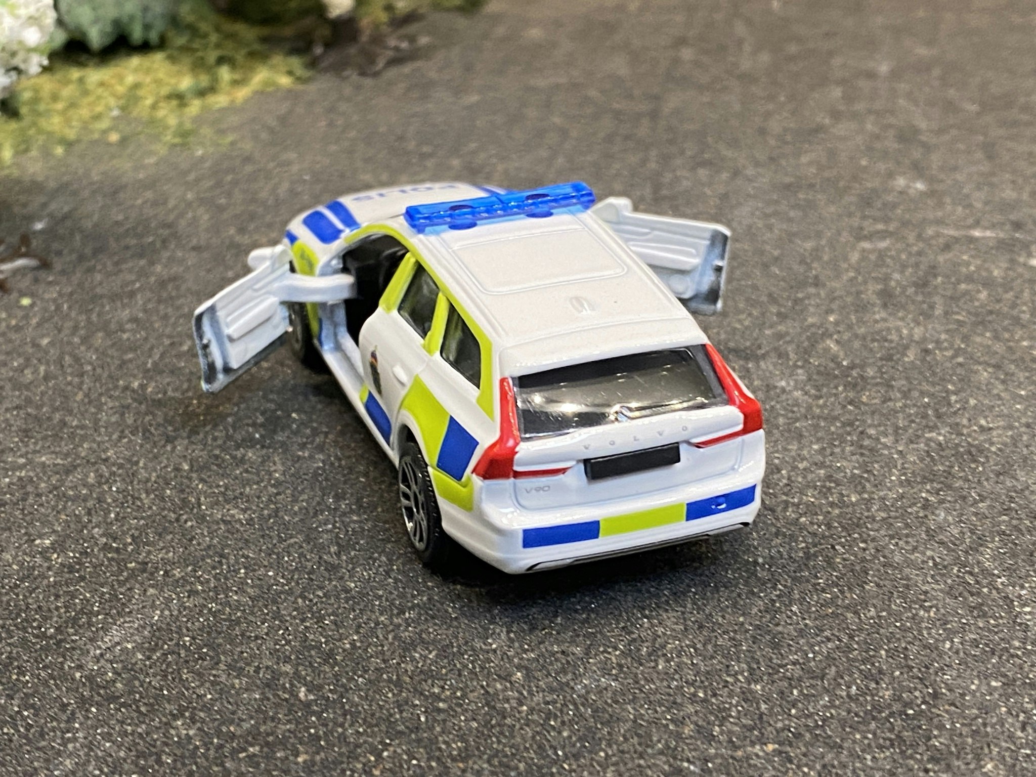 Skala 1/64 Volvo V90 Polis (Swedish police car) fr Majorette