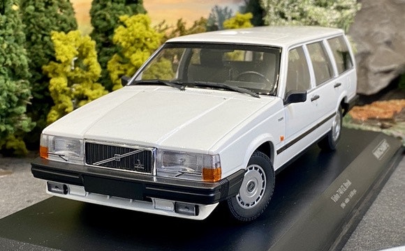 Skala 1/18 Volvo 740 GL Break (745) 86' White fr Minichamps Limited ed.