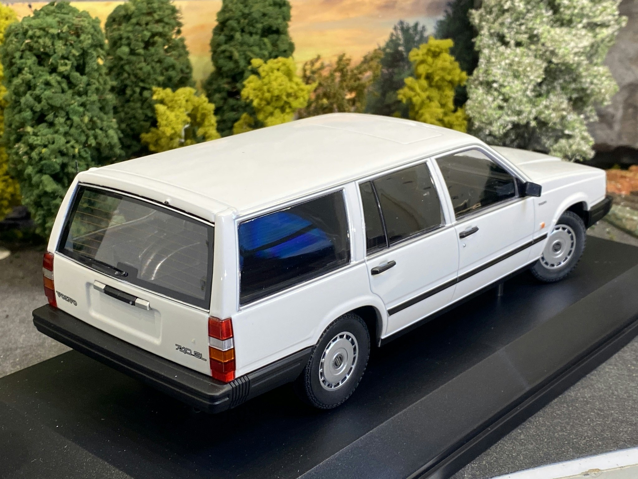 Skala 1/18 Volvo 740 GL Break (745) 86' White fr Minichamps Limited ed.