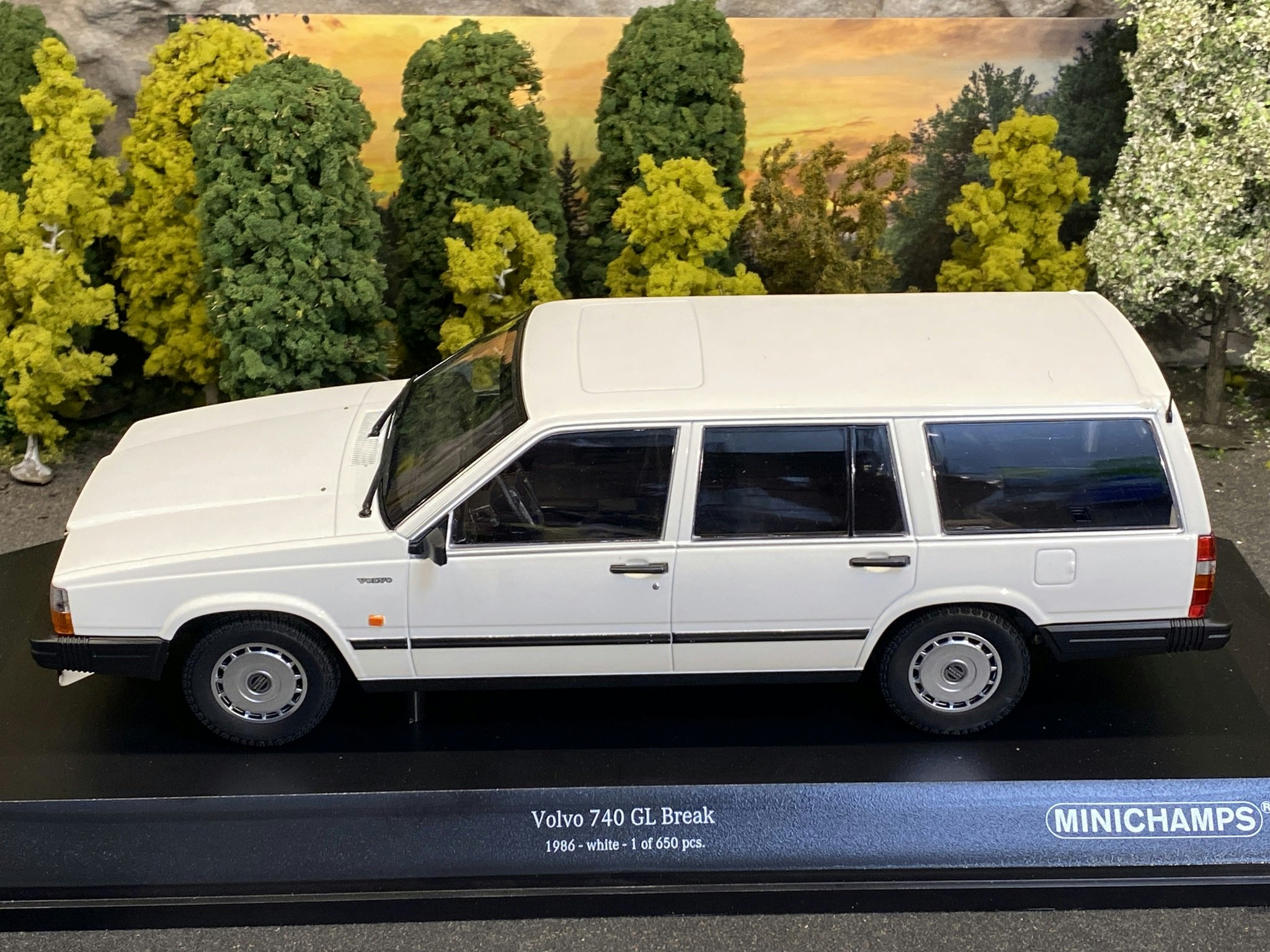 Skala 1/18 Volvo 740 GL Break (745) 86' White fr Minichamps Limited ed.