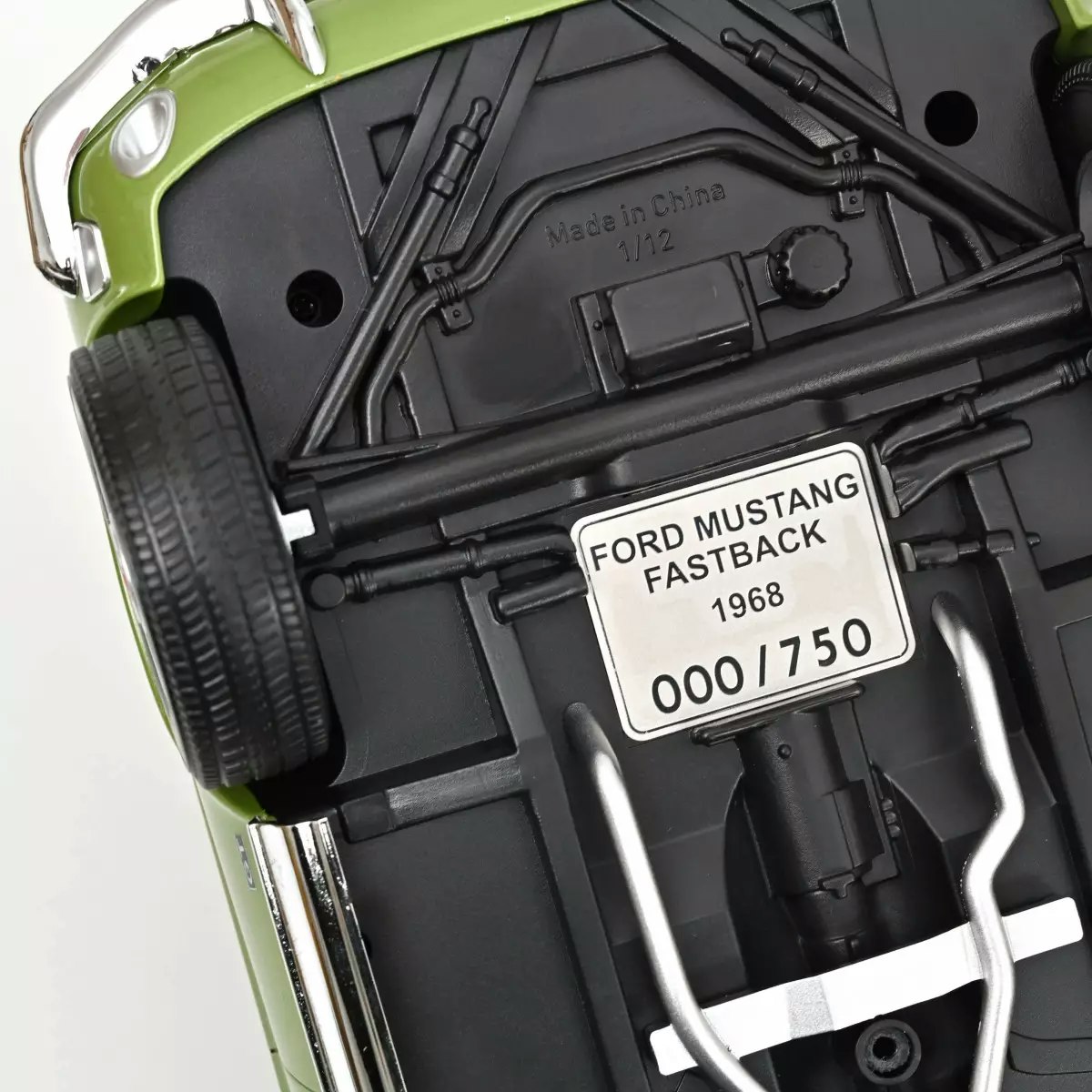 Skala 1/12 Ford Mustang Fastback GT 1968 Light Green Metallic fr Norev (122704)