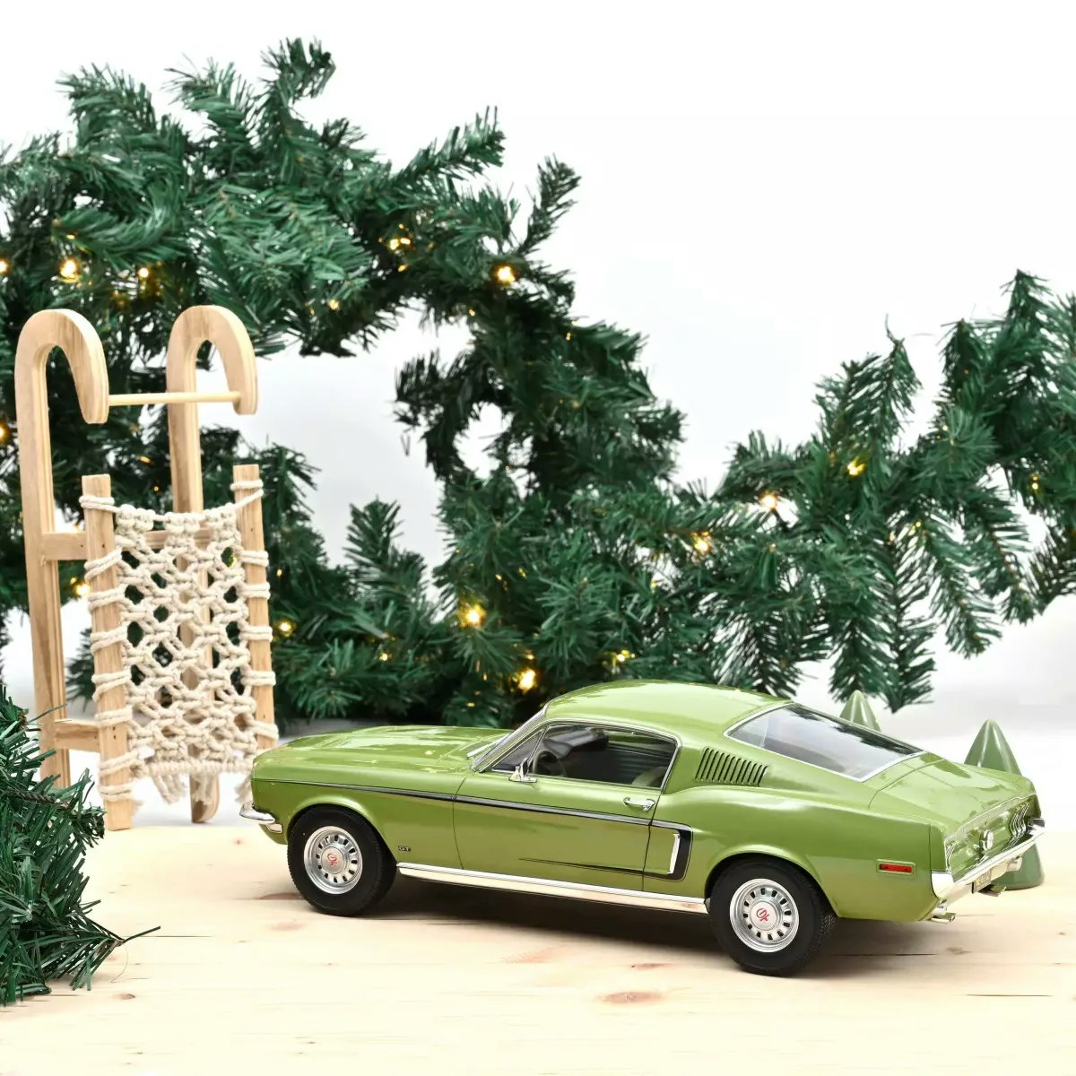 Skala 1/12 Ford Mustang Fastback GT 1968 Light Green Metallic fr Norev (122704)