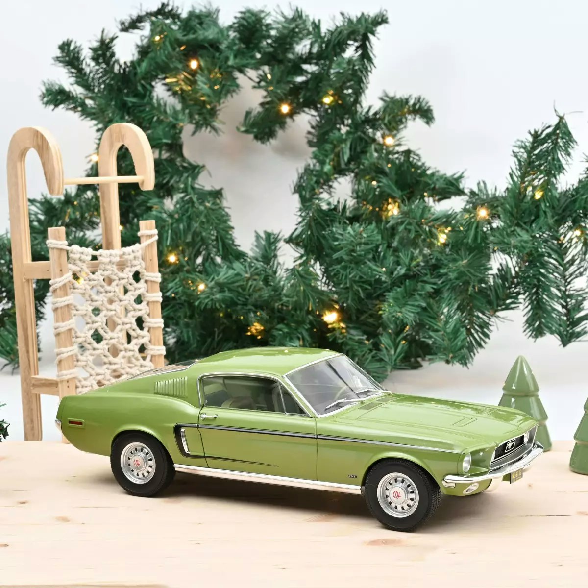 Skala 1/12 Ford Mustang Fastback GT 1968 Light Green Metallic fr Norev (122704)