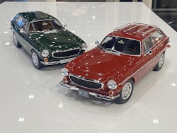 Skala 1/18 Volvo 1800 ES (US version) 1972 Red with lower side stripes fr Norev