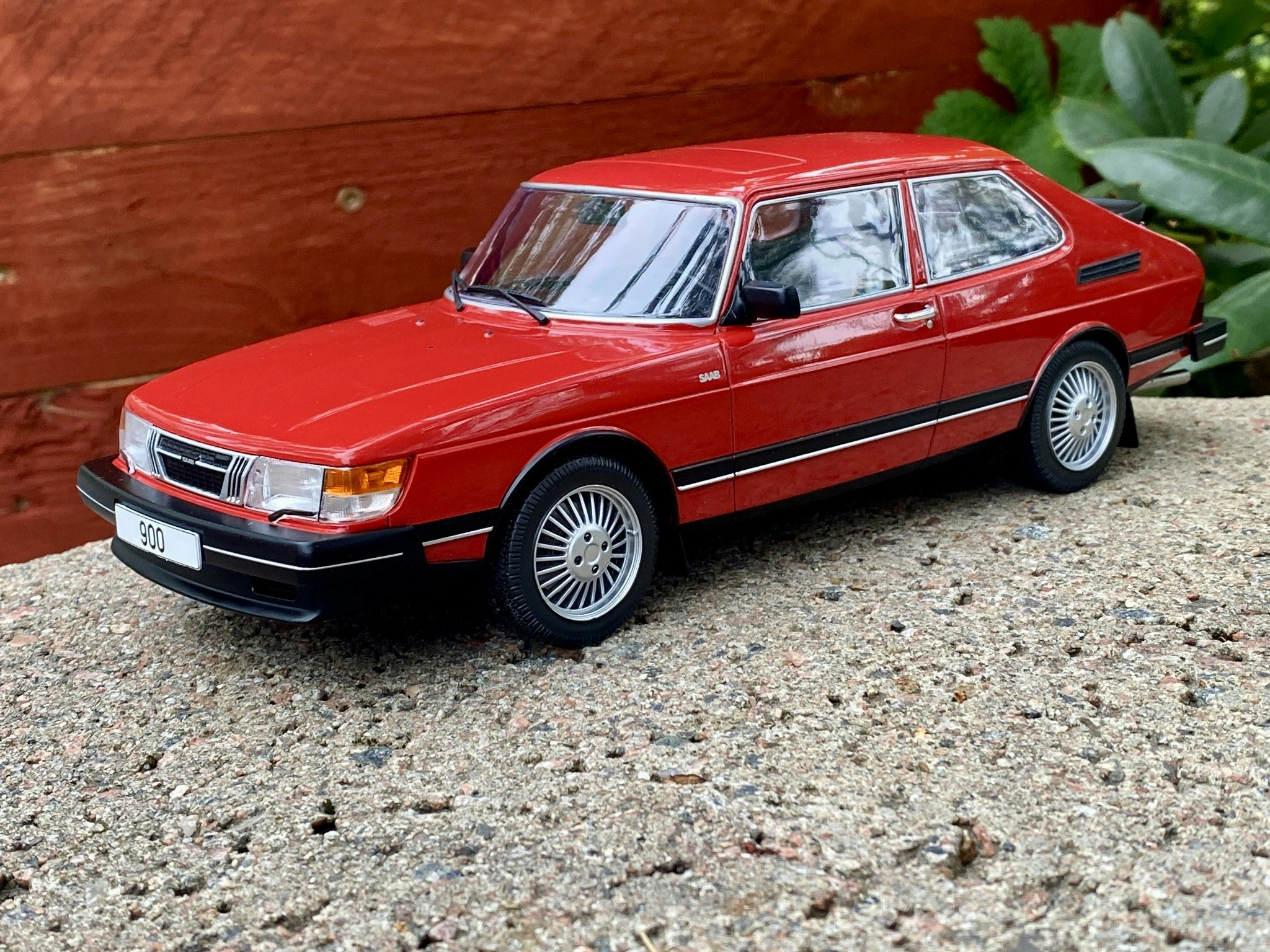 Skala 1/18 SAAB 900 GL, Red, fr MCG Model Car Group