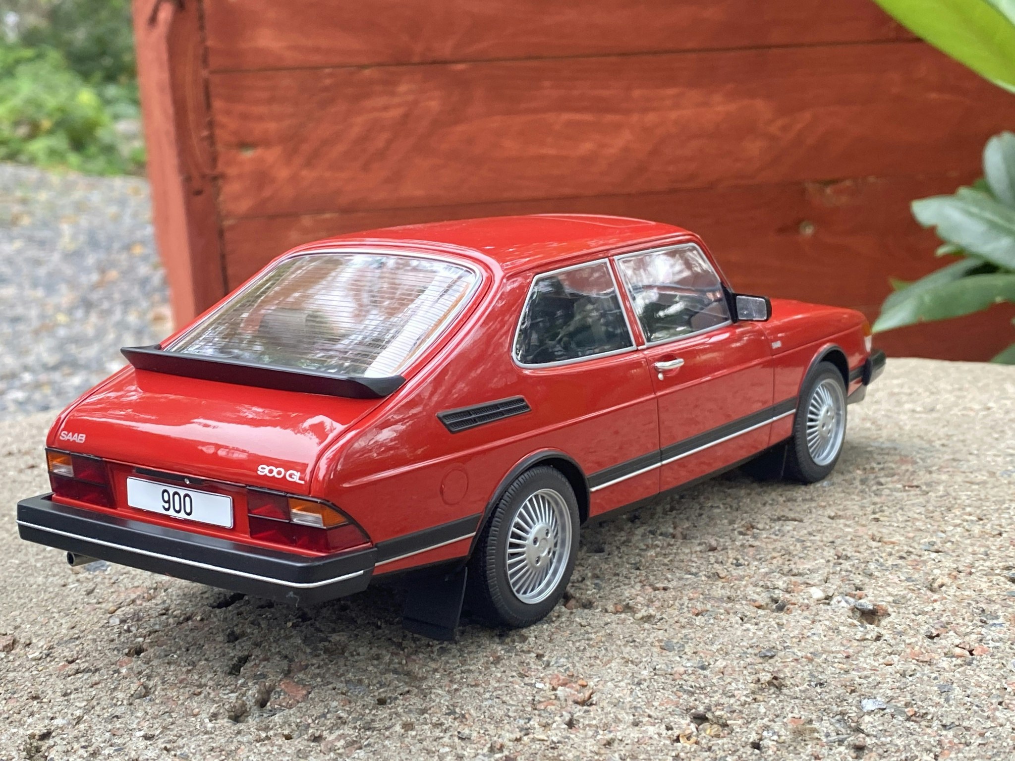 Skala 1/18 SAAB 900 GL, Red, fr MCG Model Car Group