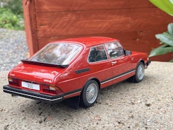 Skala 1/18 SAAB 900 GL, Red, fr MCG Model Car Group