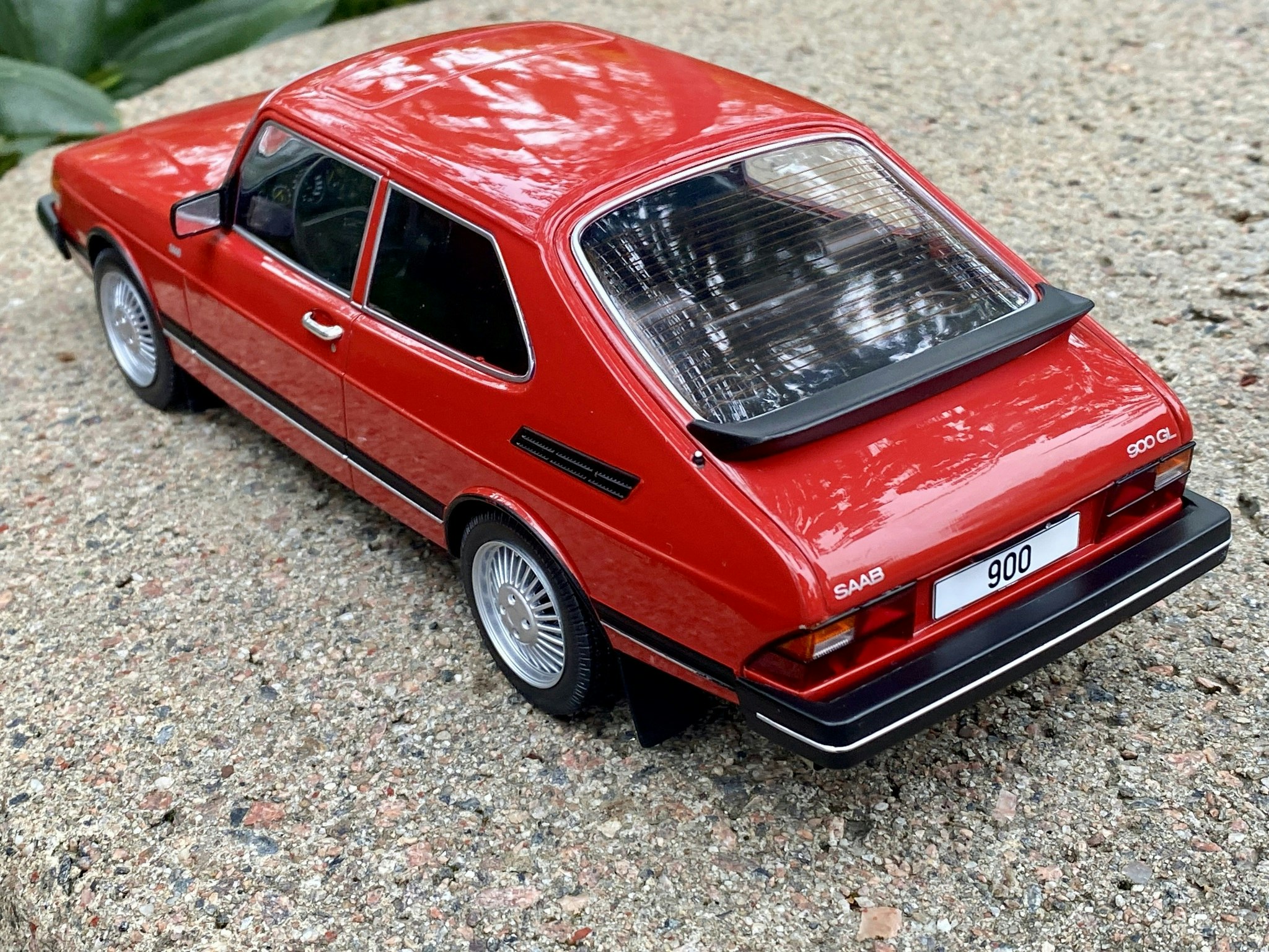 Skala 1/18 SAAB 900 GL, Red, fr MCG Model Car Group