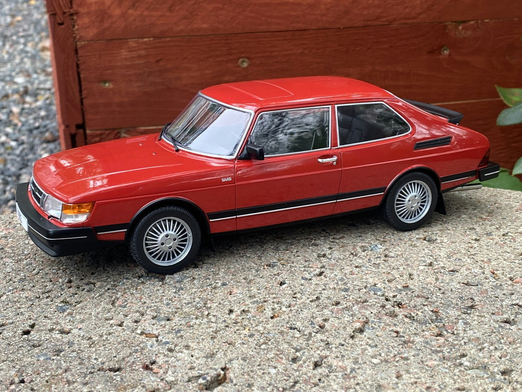 Skala 1/18 SAAB 900 GL, Red, fr MCG Model Car Group