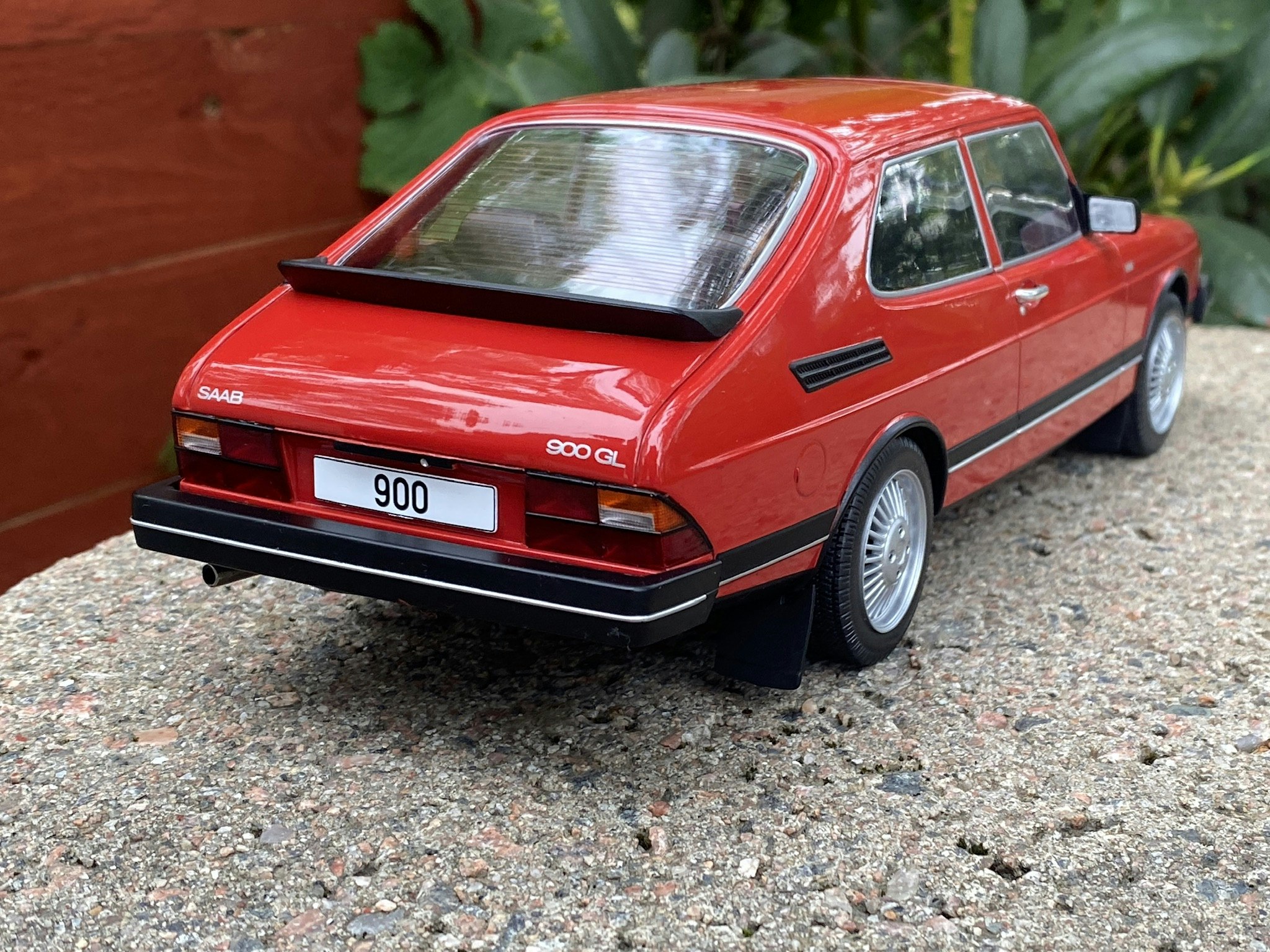 Skala 1/18 SAAB 900 GL, Red, fr MCG Model Car Group