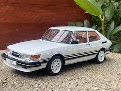 Skala 1/18 SAAB 900 Turbo, White with stripes, fr MCG Model Car Group