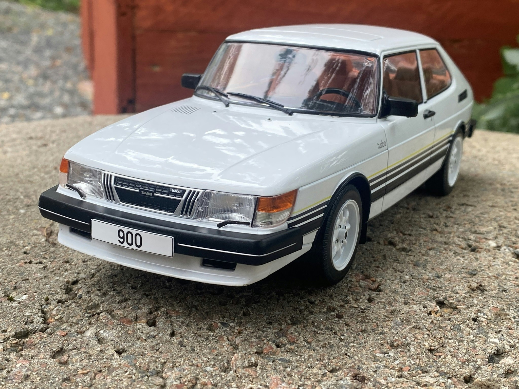 Skala 1/18 SAAB 900 Turbo, White with stripes, fr MCG Model Car Group