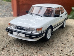 Skala 1/18 SAAB 900 Turbo, White with stripes, fr MCG Model Car Group