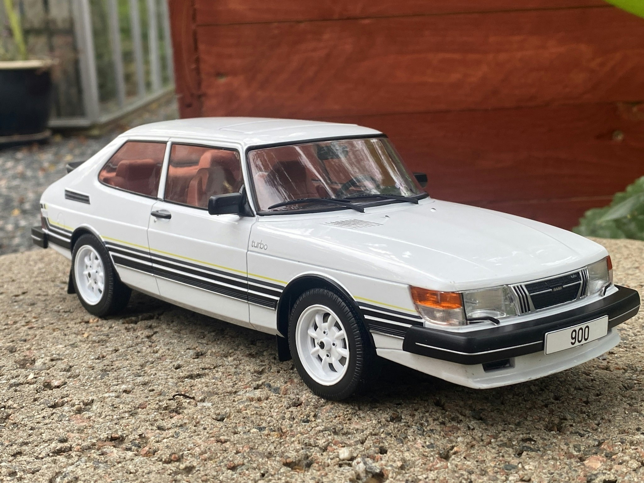 Skala 1/18 SAAB 900 Turbo, White with stripes, fr MCG Model Car Group