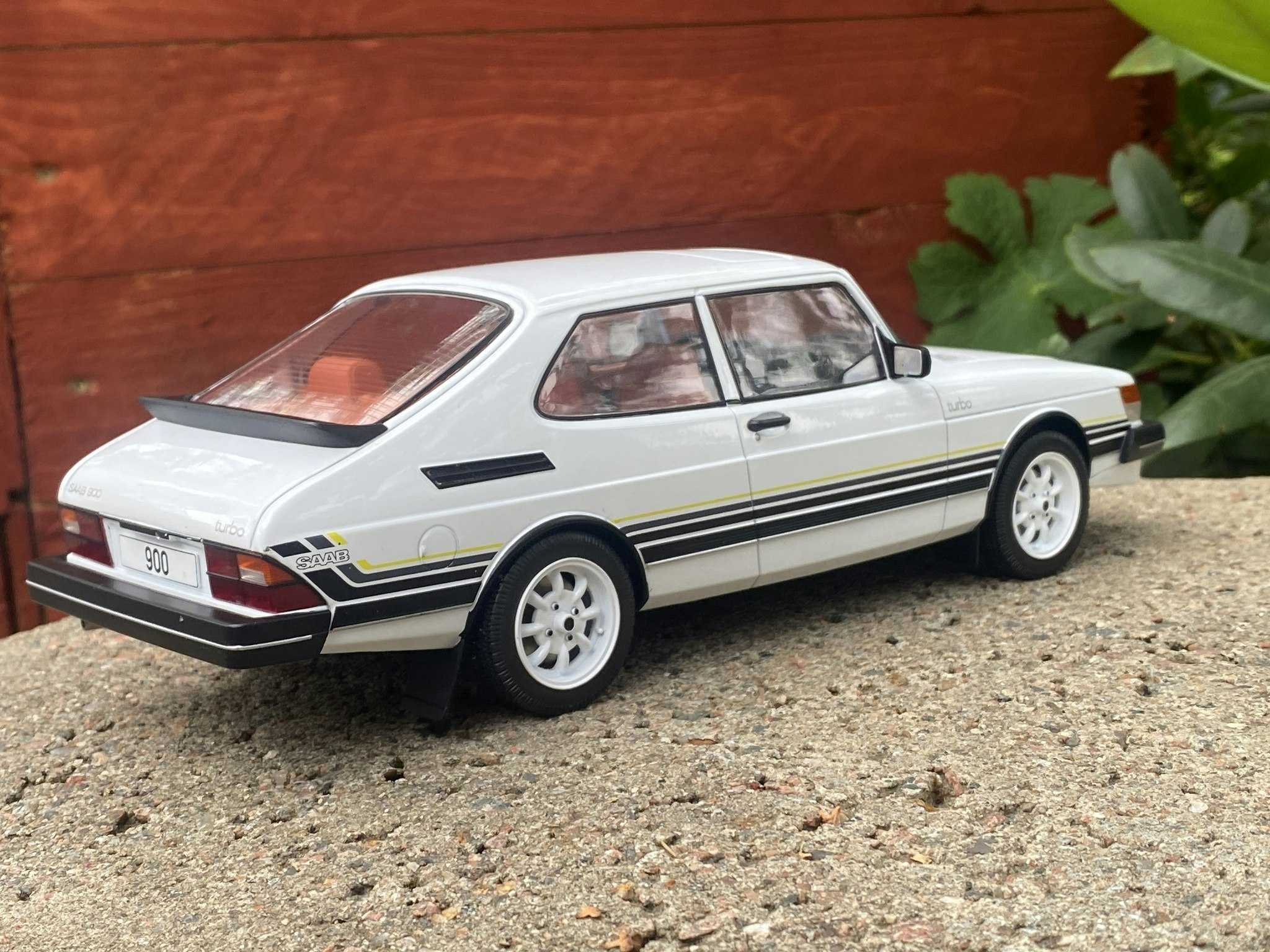 Skala 1/18 SAAB 900 Turbo, White with stripes, fr MCG Model Car Group