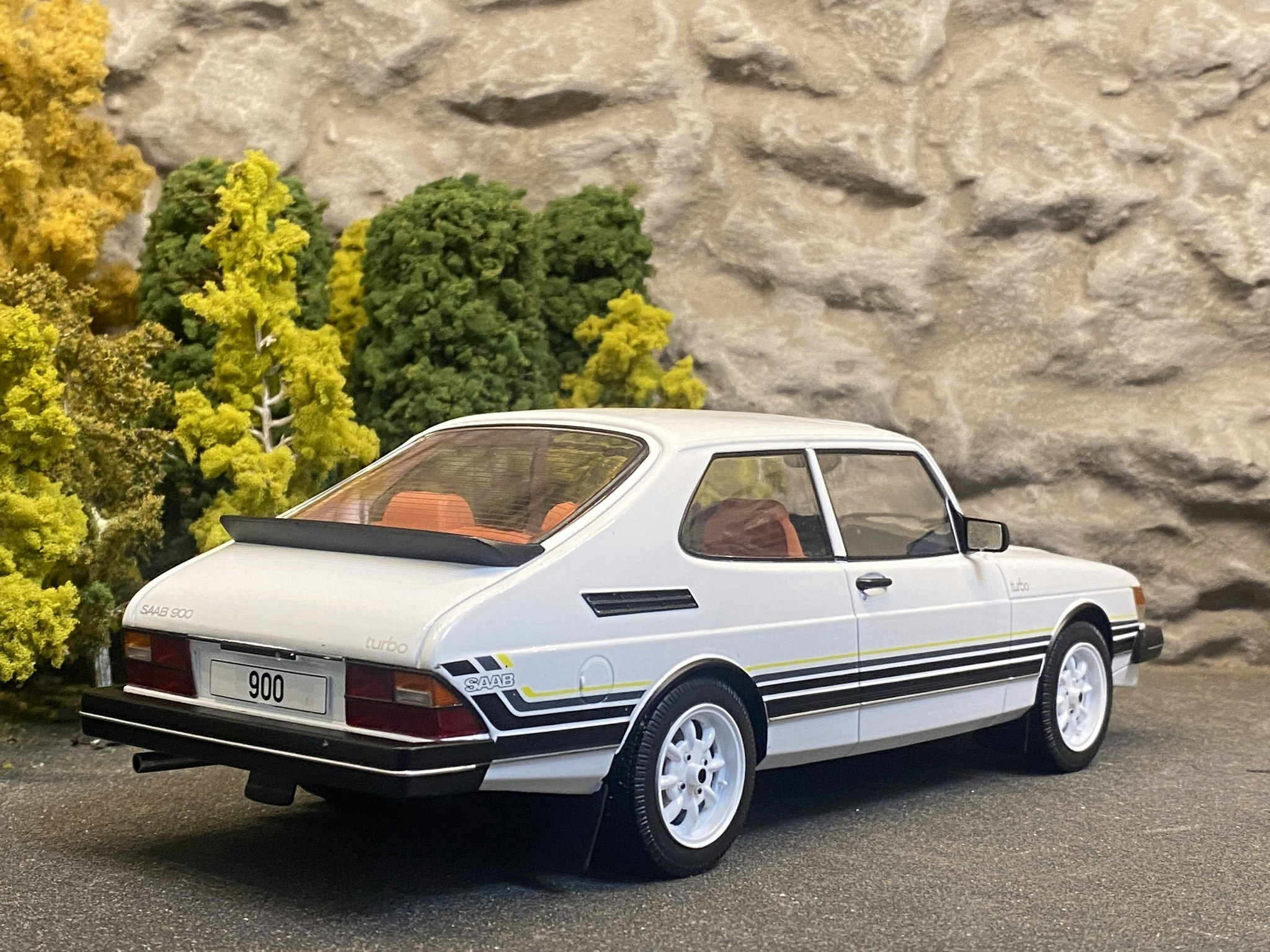 Skala 1/18 SAAB 900 Turbo, White with stripes, fr MCG Model Car Group