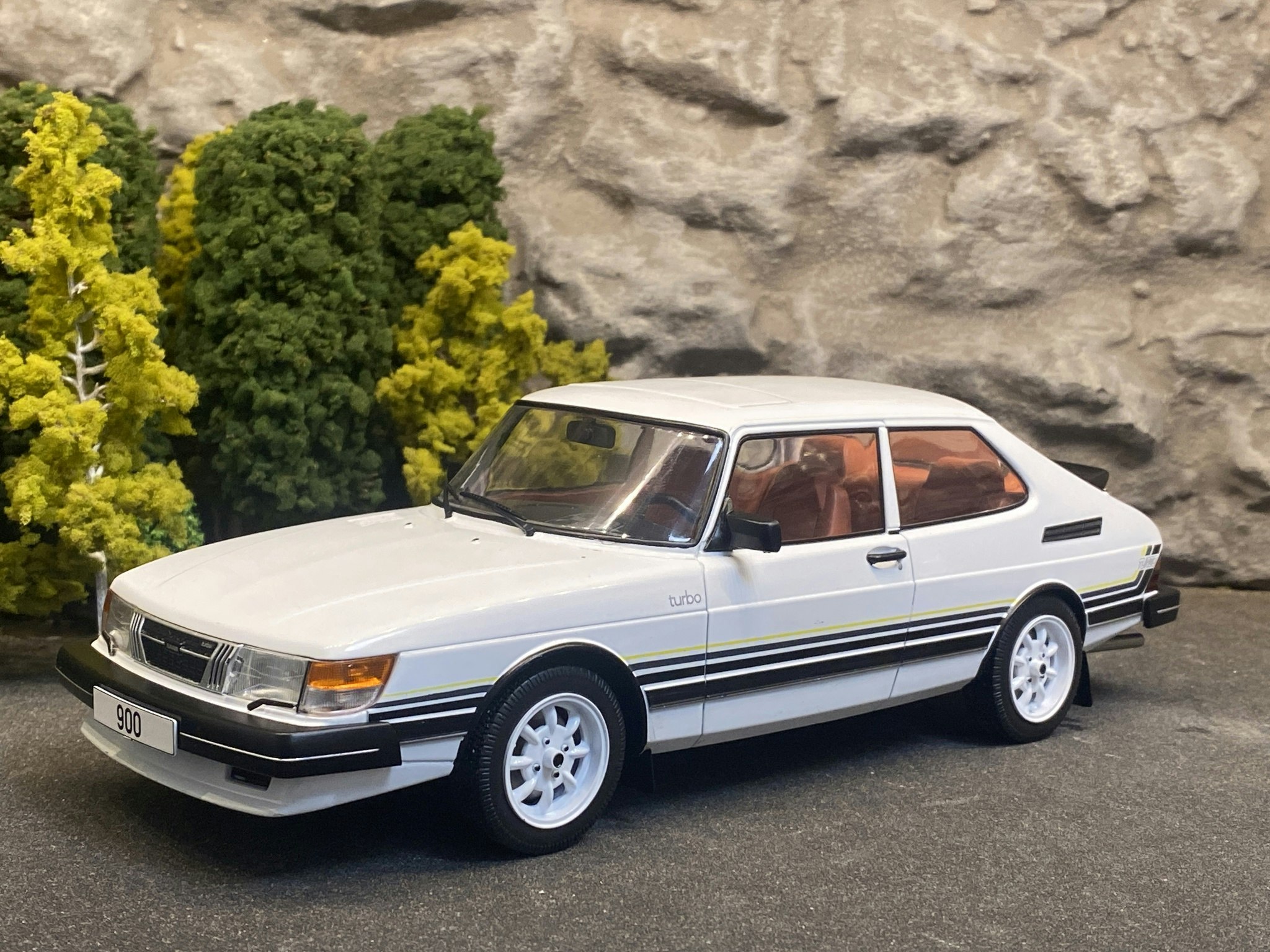 Skala 1/18 SAAB 900 Turbo, White with stripes, fr MCG Model Car Group