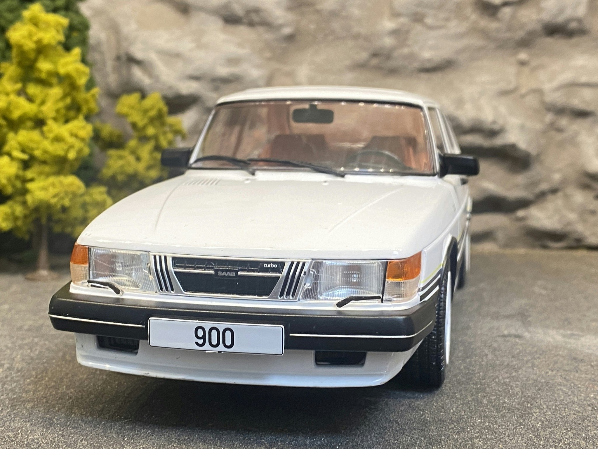 Skala 1/18 SAAB 900 Turbo, White with stripes, fr MCG Model Car Group