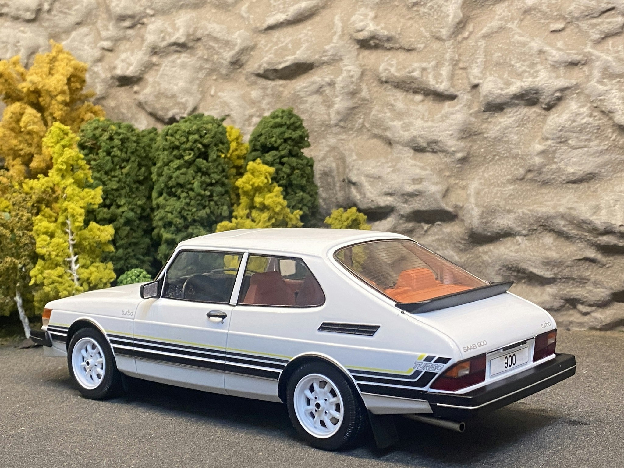 Skala 1/18 SAAB 900 Turbo, White with stripes, fr MCG Model Car Group