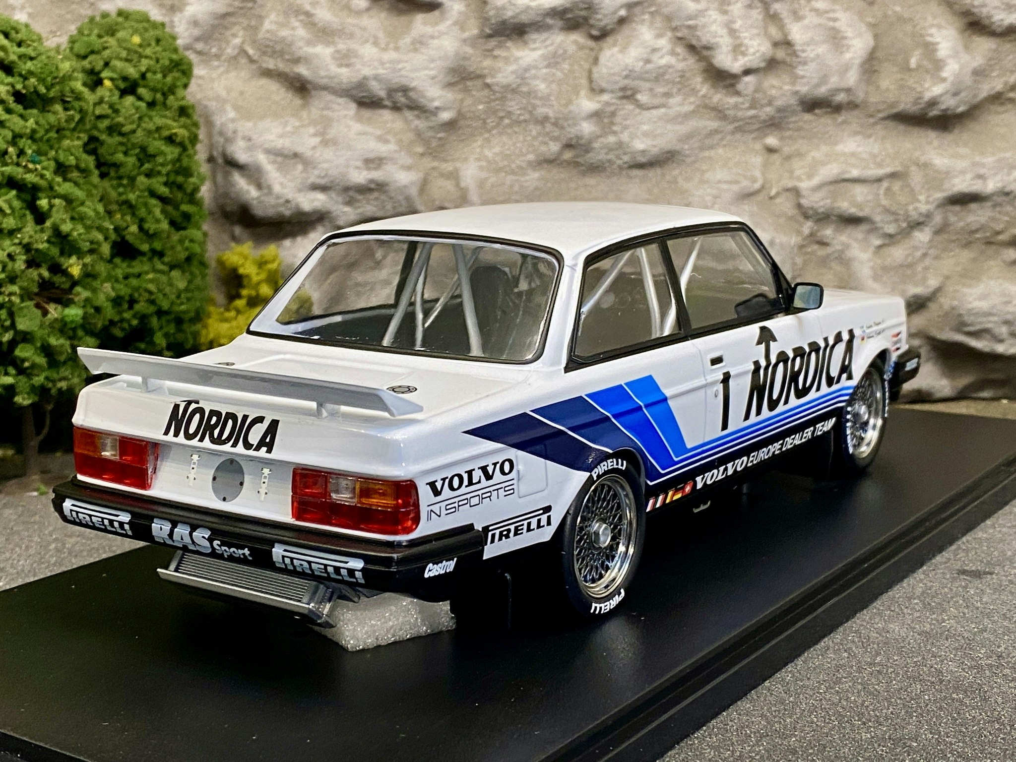 Skala 1/18 VOLVO 240 Turbo #1 Nordica ETCC, A Olofsson fr IXO Models