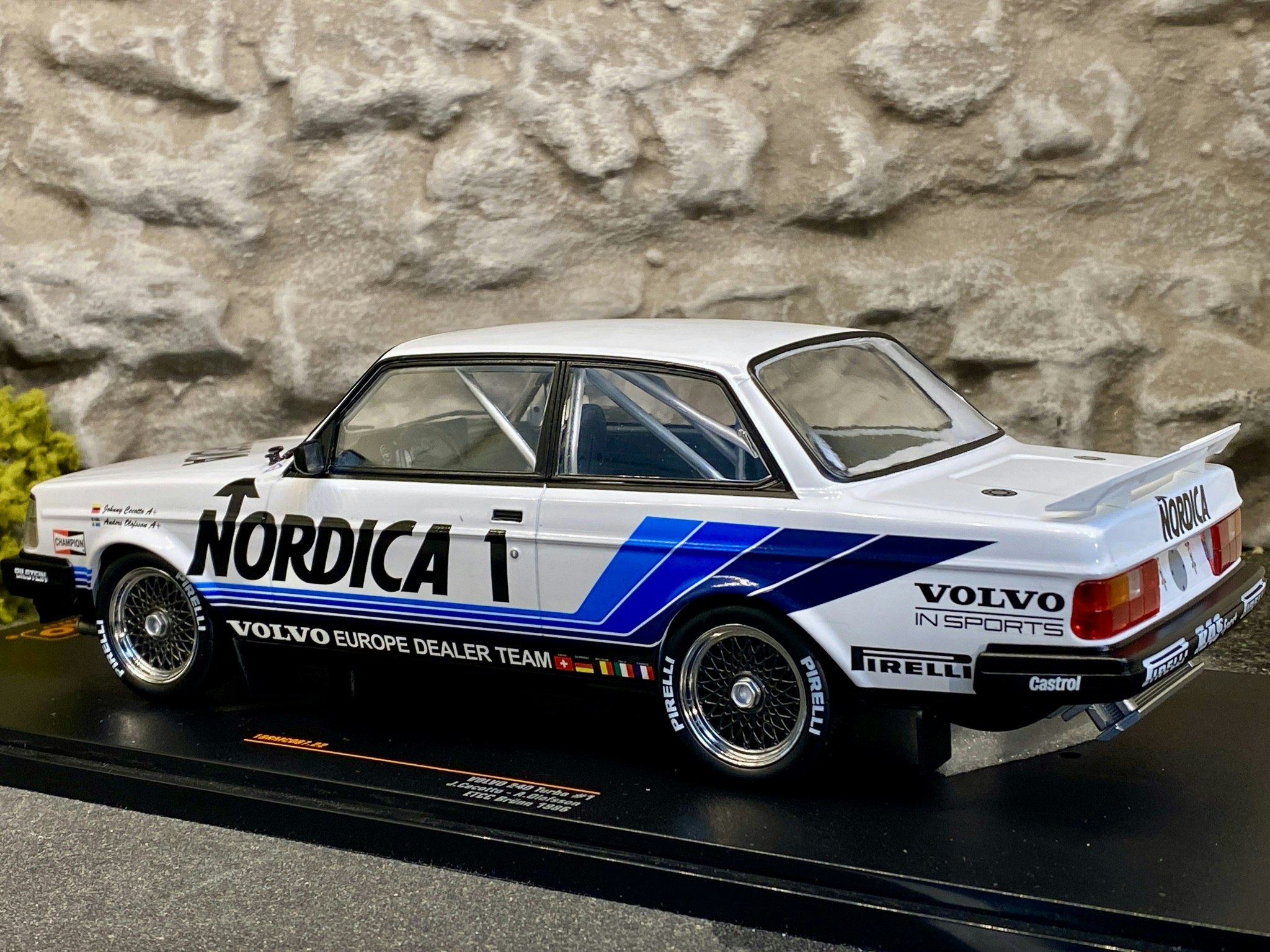Skala 1/18 VOLVO 240 Turbo #1 Nordica ETCC, A Olofsson fr IXO Models