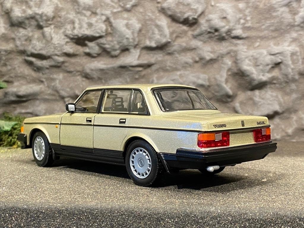 Skala 1/24 Volvo 240 GL, Gold fr Nex models / Welly
