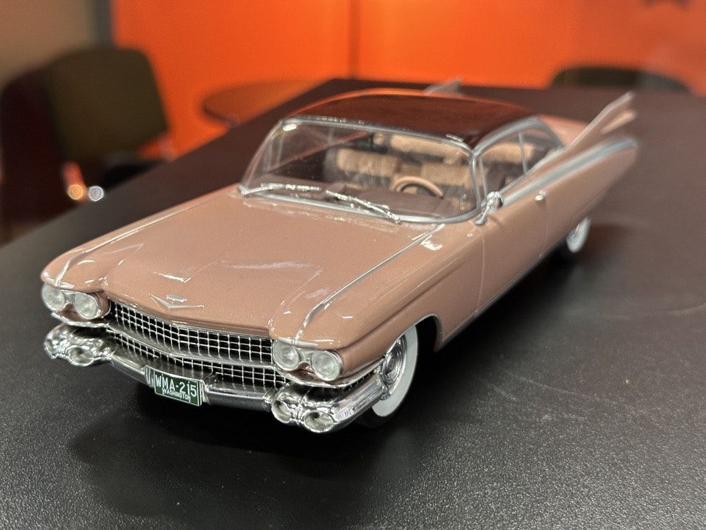 Skala 1/24 Cadillac Eldorado Seville 1959, Dark pink fr WhiteBox
