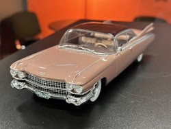 Skala 1/24 Cadillac Eldorado Seville 1959, Dark pink fr WhiteBox