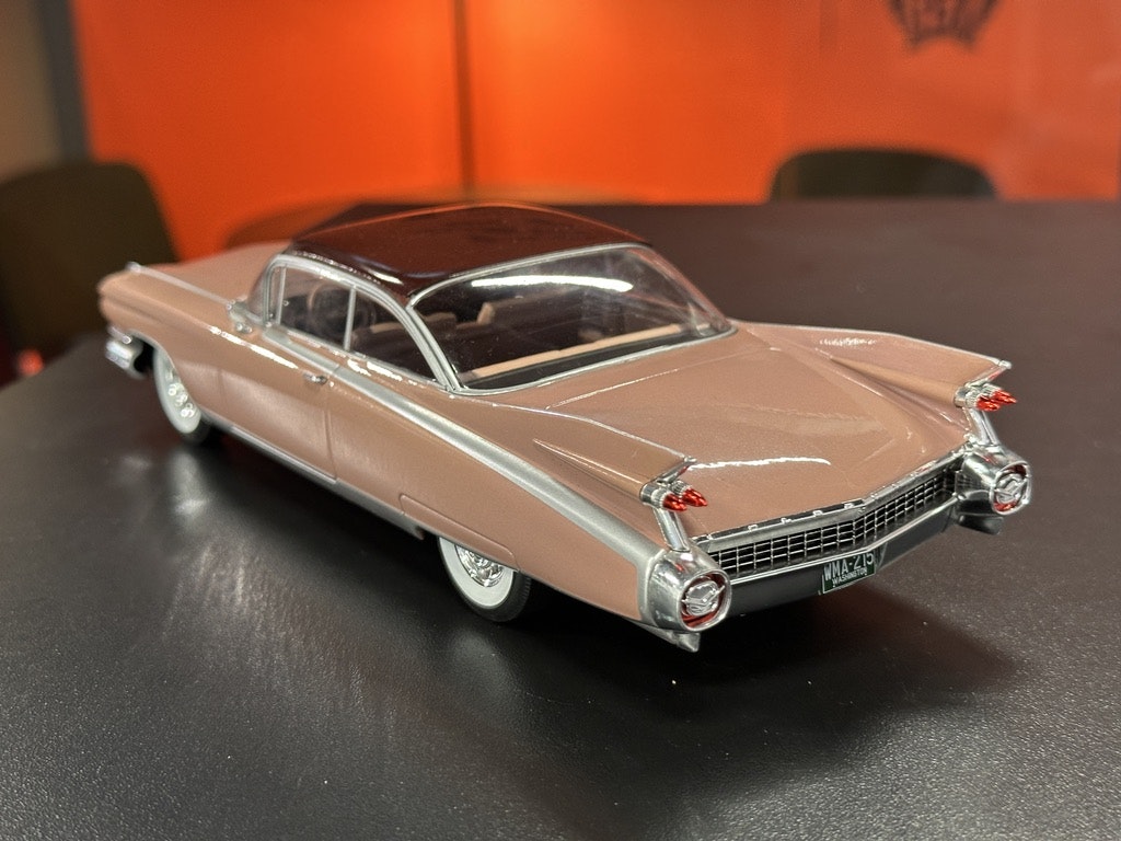 Skala 1/24 Cadillac Eldorado Seville 1959, Dark pink fr WhiteBox