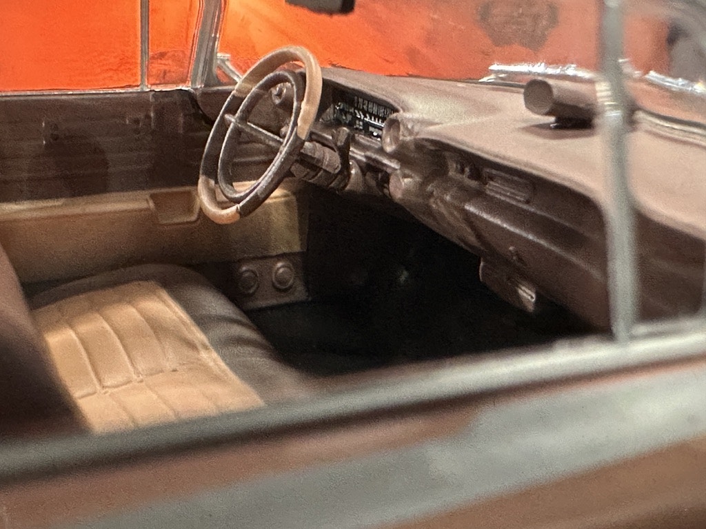 Skala 1/24 Cadillac Eldorado Seville 1959, Dark pink fr WhiteBox