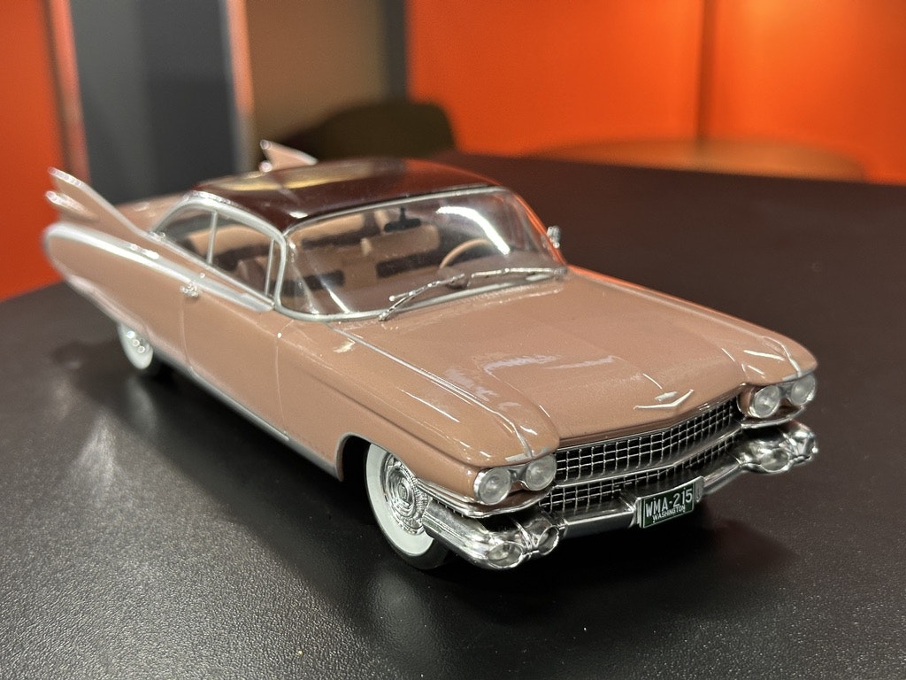 Skala 1/24 Cadillac Eldorado Seville 1959, Dark pink fr WhiteBox