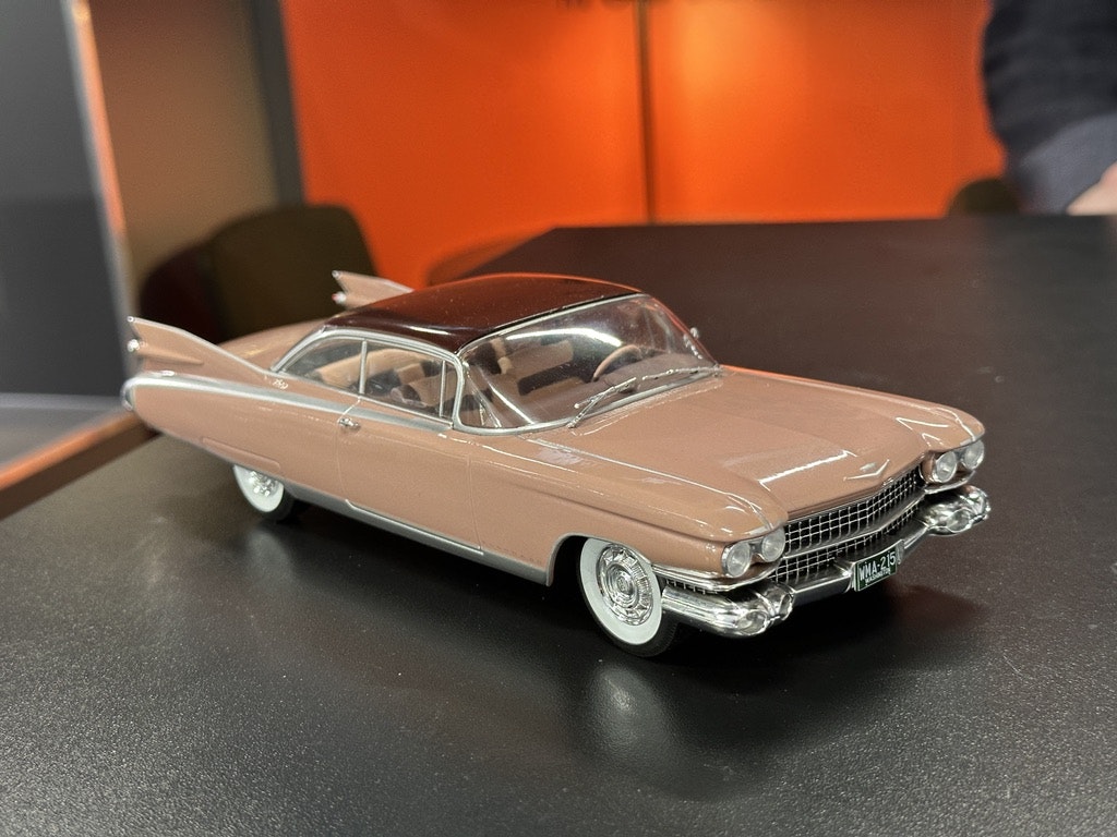 Skala 1/24 Cadillac Eldorado Seville 1959, Dark pink fr WhiteBox