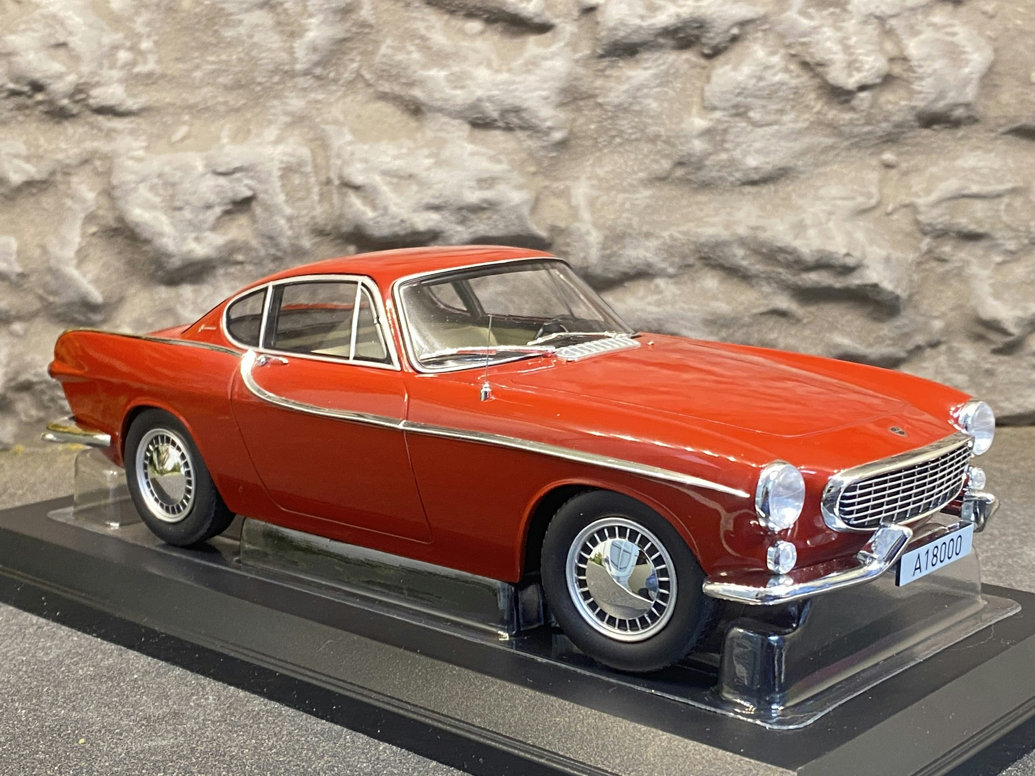 Skala 1/18 Volvo P1800 1961, Red fr Norev