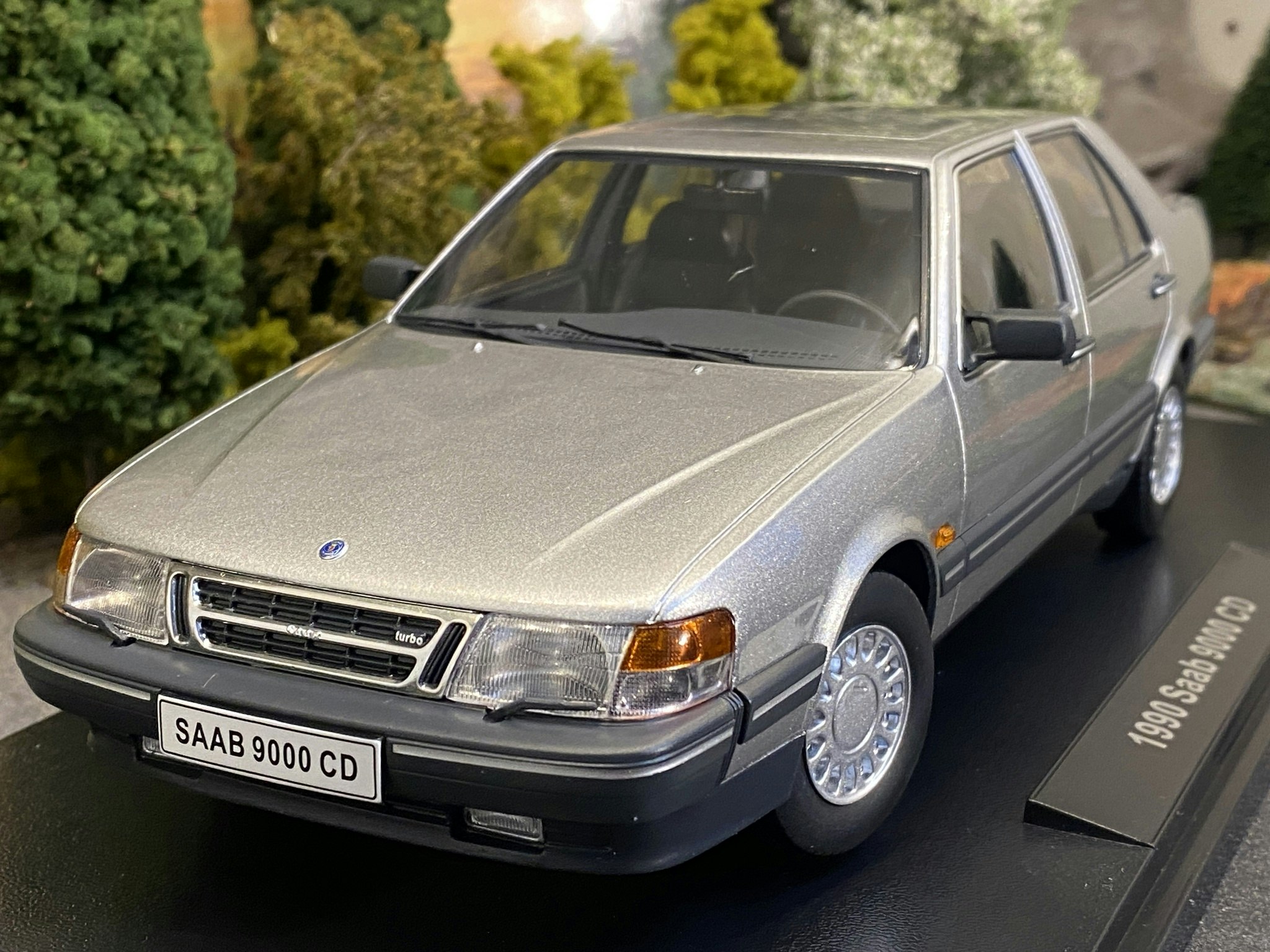 Skala 1/18 SAAB 9000 CD Turbo, Silver metallic fr Triple9 Collection