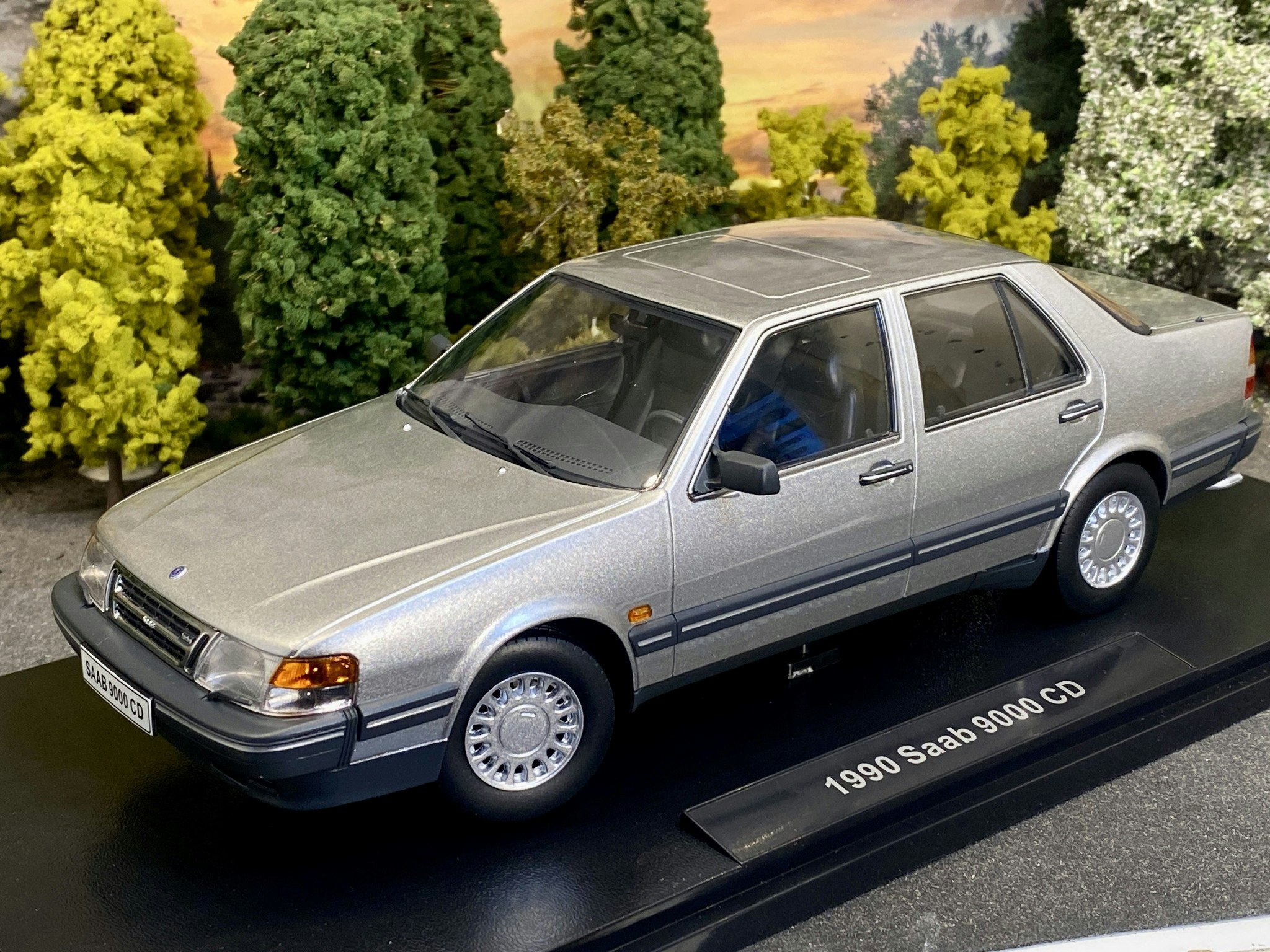 Skala 1/18 SAAB 9000 CD Turbo, Silver metallic fr Triple9 Collection