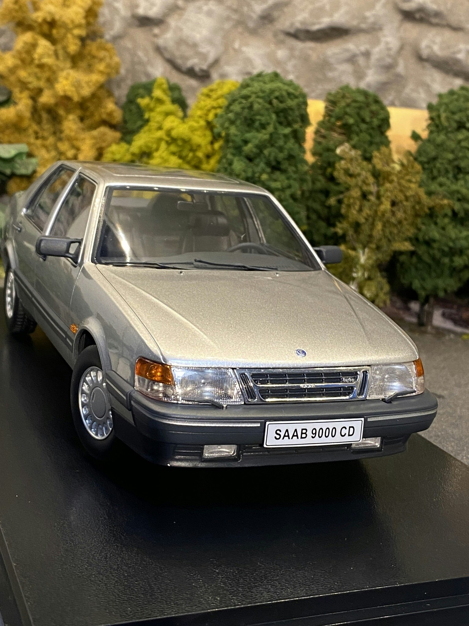 Skala 1/18 SAAB 9000 CD Turbo, Silver metallic fr Triple9 Collection