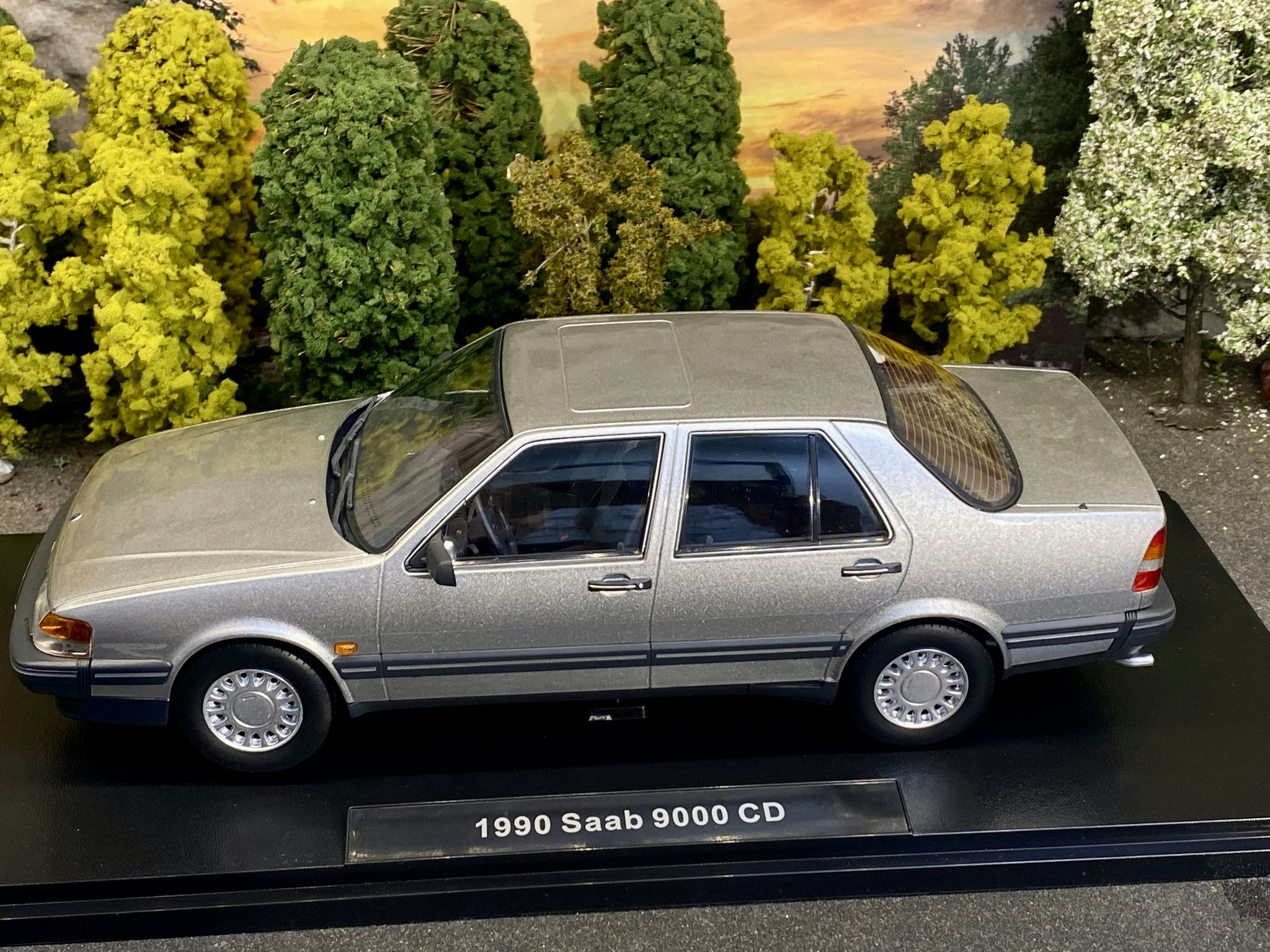 Skala 1/18 SAAB 9000 CD Turbo, Silver metallic fr Triple9 Collection