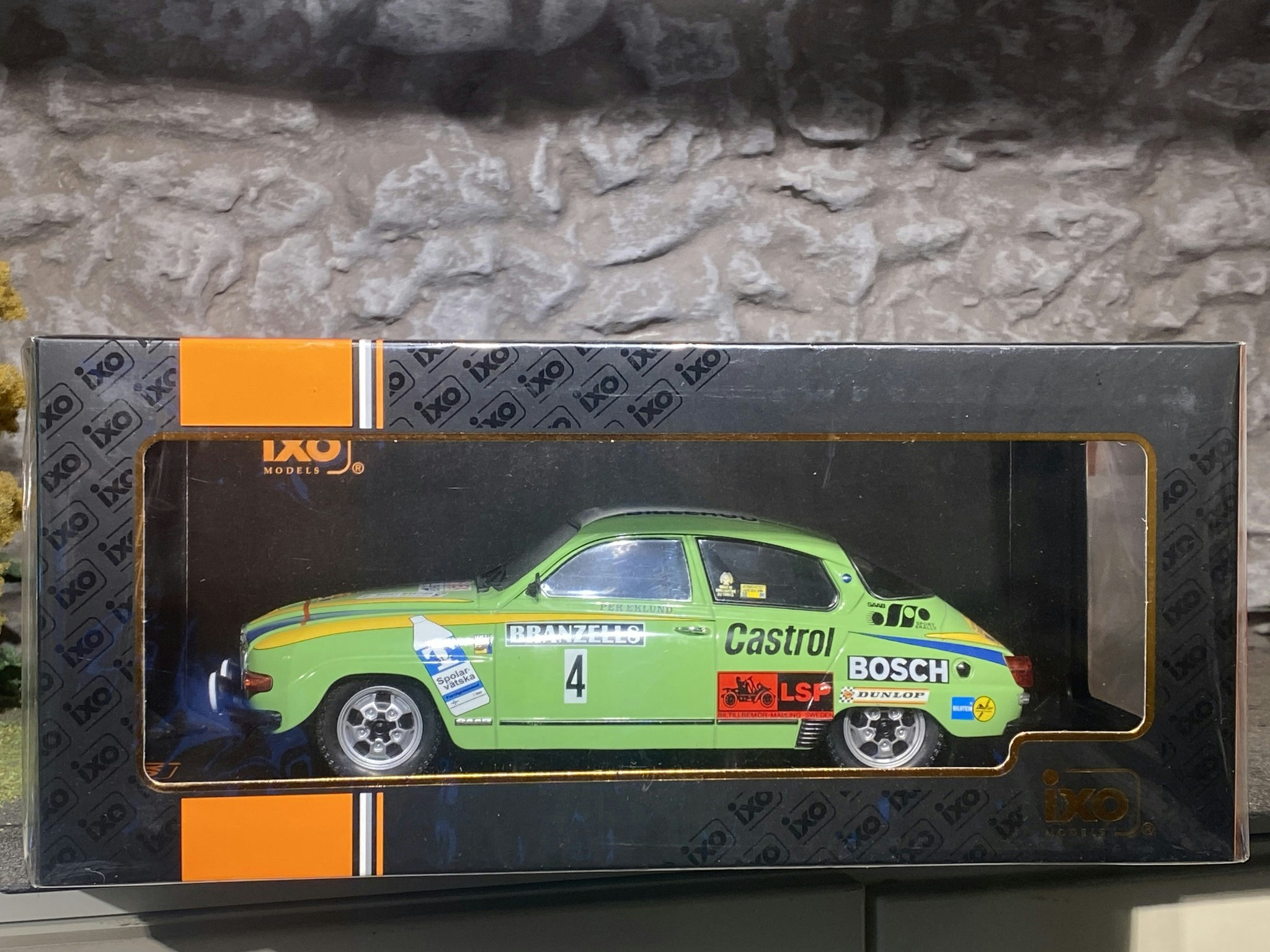 Skala 1/18 SAAB 96 V4 #4, P Eklund - B Cedergren, Vinnare Sv Rallyt 76' fr IXO Models
