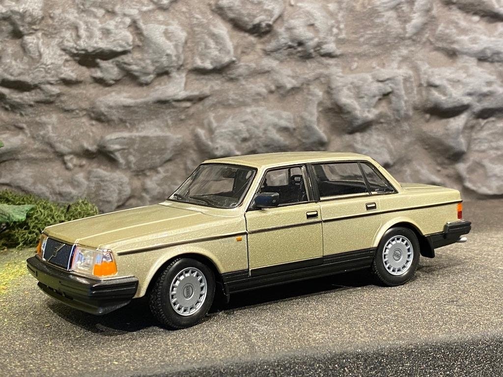 Skala 1/24 Volvo 240 GL, Gold fr Nex models / Welly