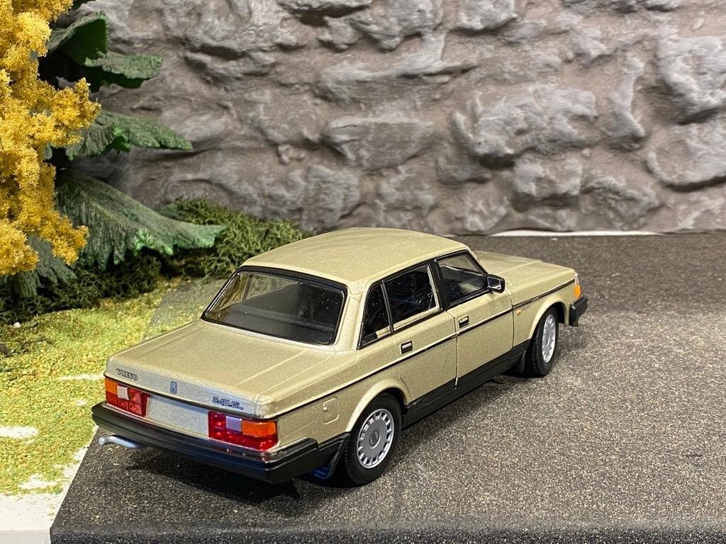 Skala 1/24 Volvo 240 GL, Gold fr Nex models / Welly