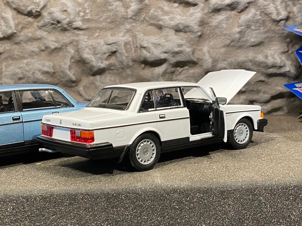 Skala 1/24 Häftig & snygg Volvo 240 GL, Vit från Nex models / Welly