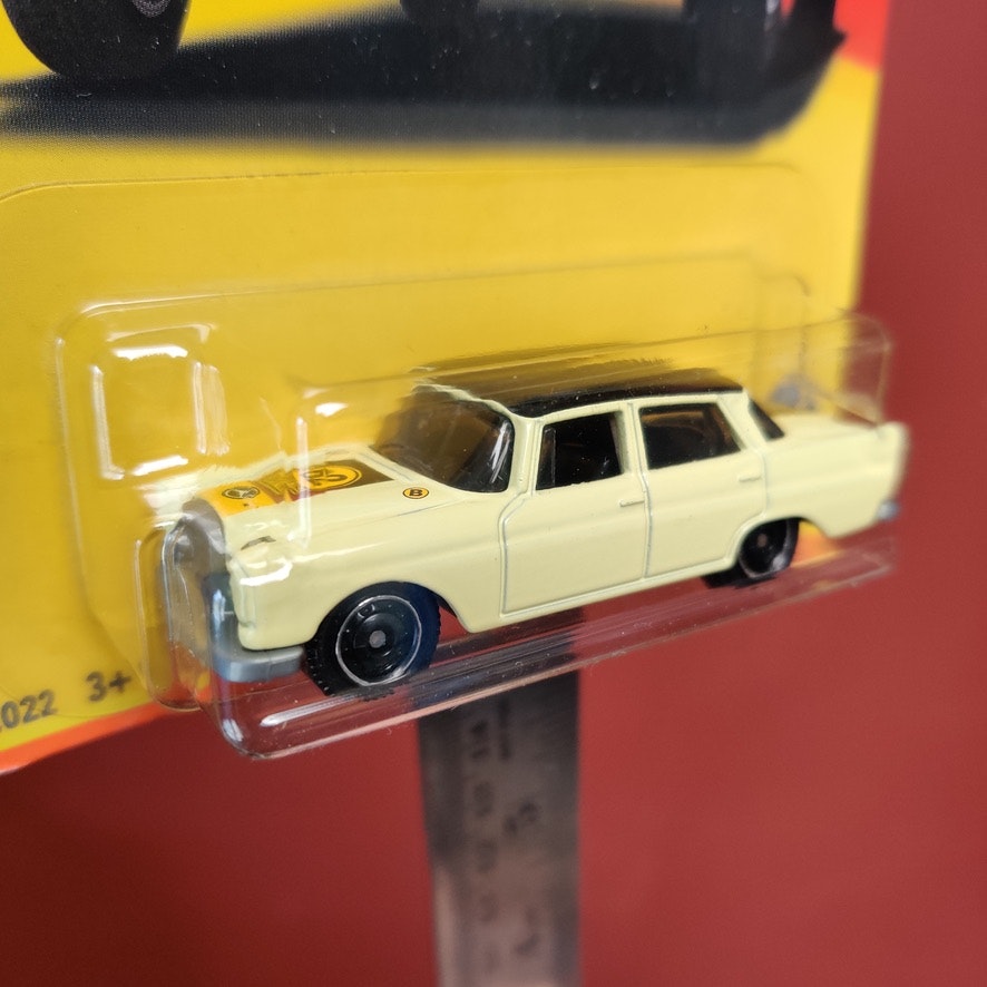 Skala 1/64 MATCHBOX - Germany - MERCEDES-BENZ 220 SE #62