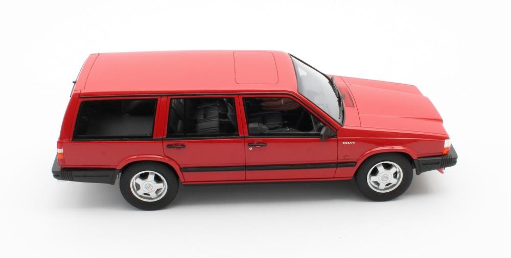 Skala 1/18 Volvo 740 Turbo, Röd från Cult Scale Models