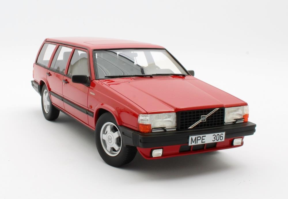 Skala 1/18 Volvo 740 Turbo, Röd från Cult Scale Models