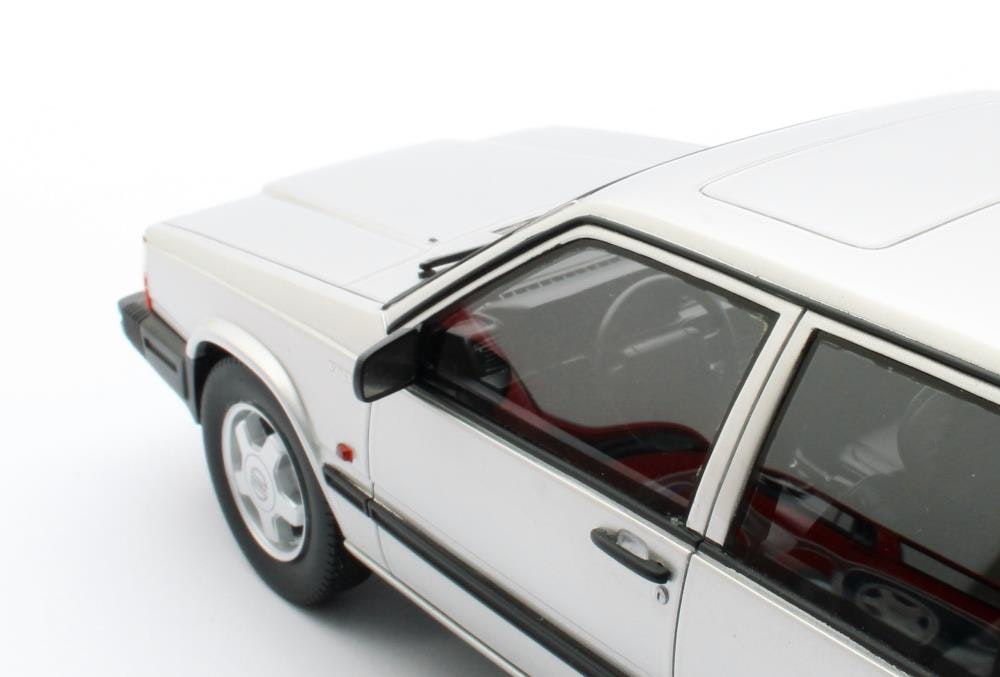 Skala 1/18 Volvo 740 Turbo, Silver från Cult Scale Models