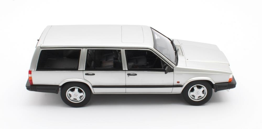 Skala 1/18 Volvo 740 Turbo, Silver från Cult Scale Models