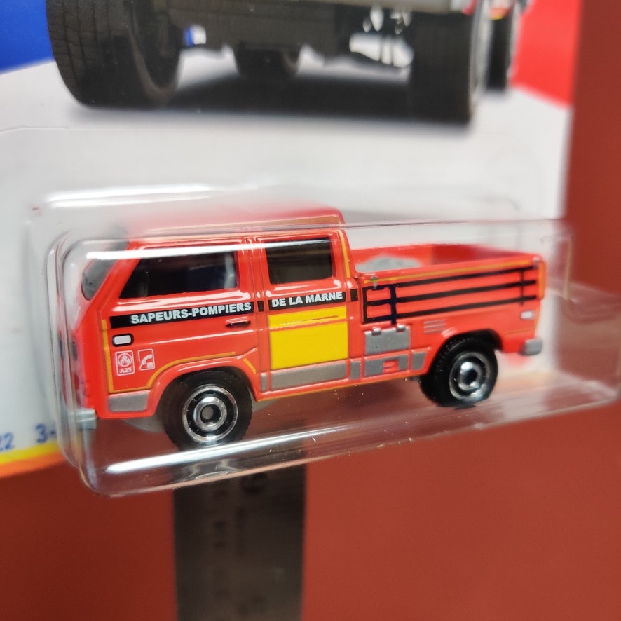 Skala 1/64 MATCHBOX - France - VW VOLKSWAGEN TRANSPORTER CREW CAB (1990)